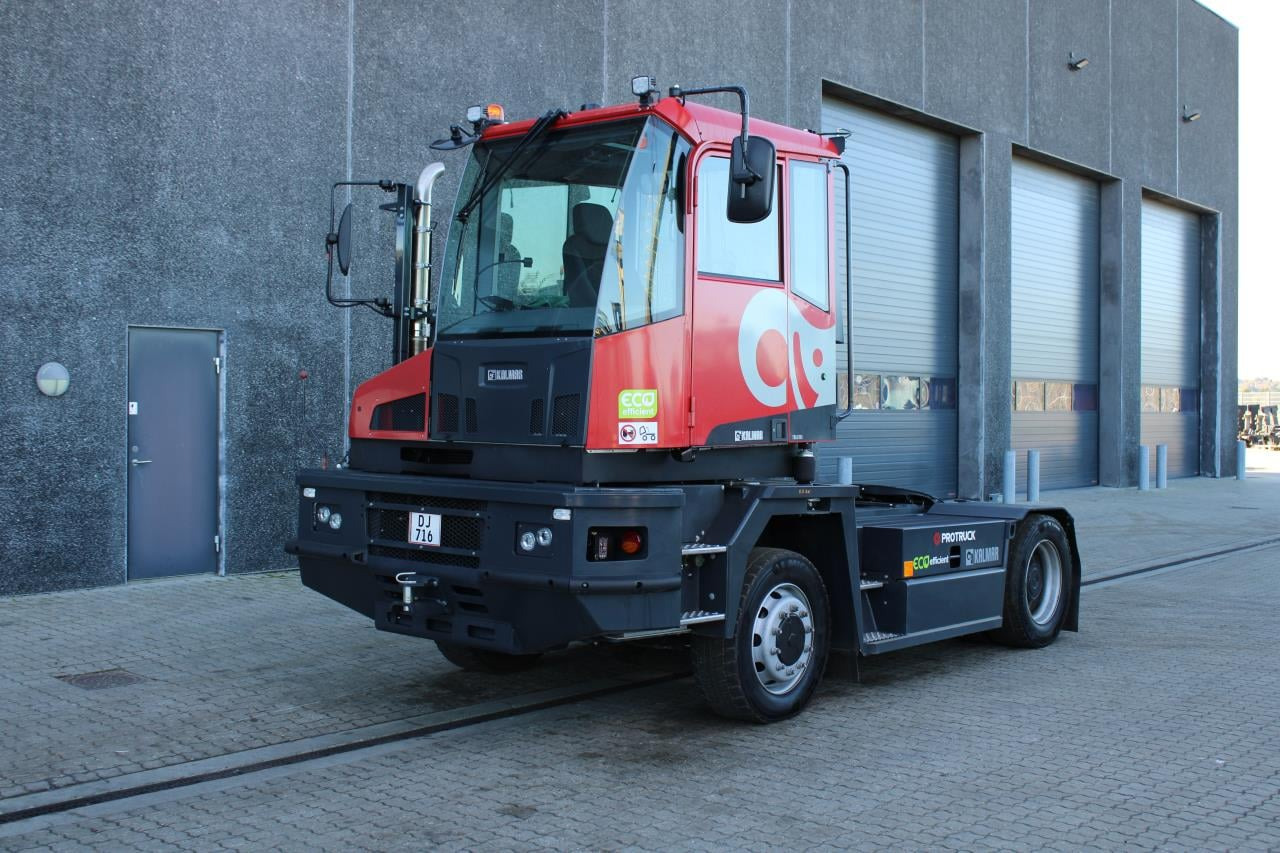 Kalmar TRL618I 4X4 - Tracteur portuaire: photos 2 Kalmar TRL618I 4X4 - Tracteur portuaire: photos 2