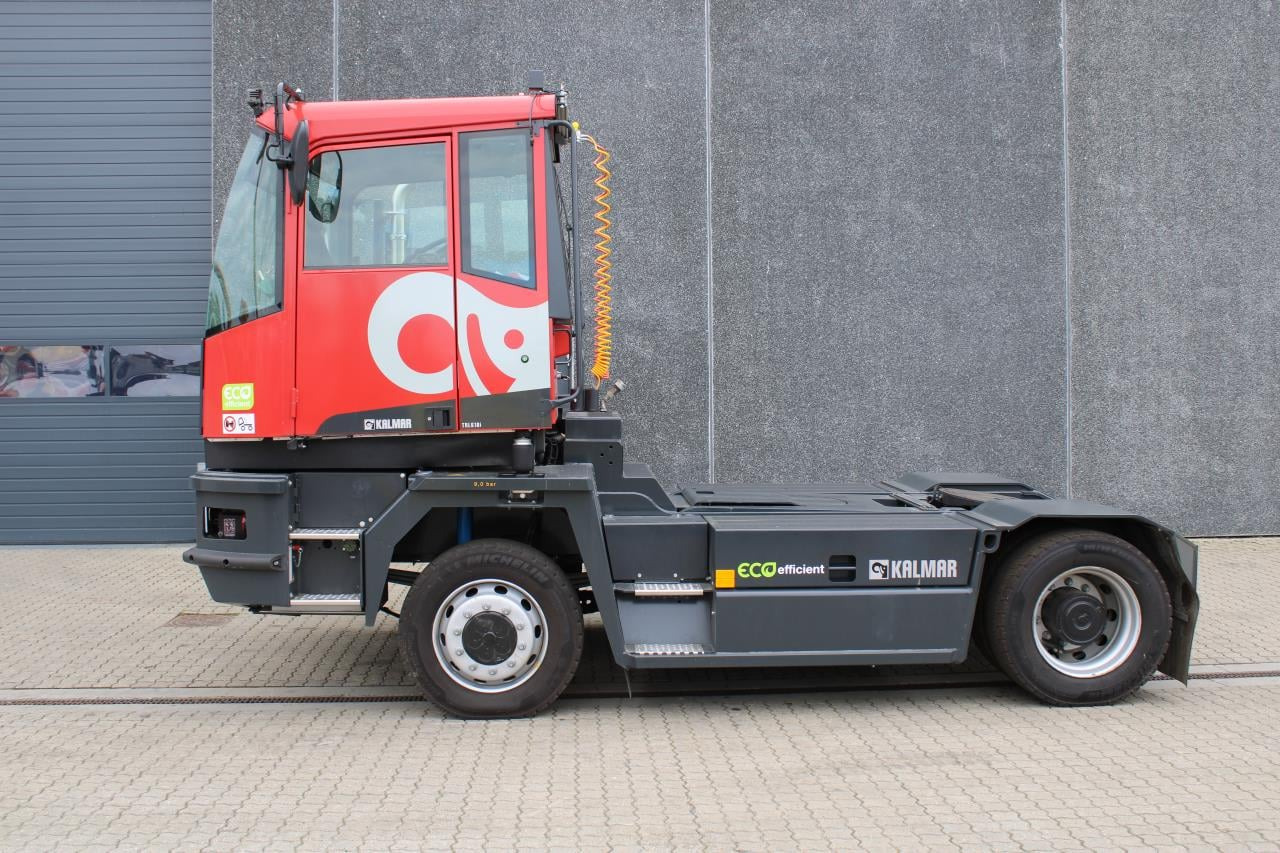 Kalmar TRL618I 4X4 - Tracteur portuaire: photos 1 Kalmar TRL618I 4X4 - Tracteur portuaire: photos 1