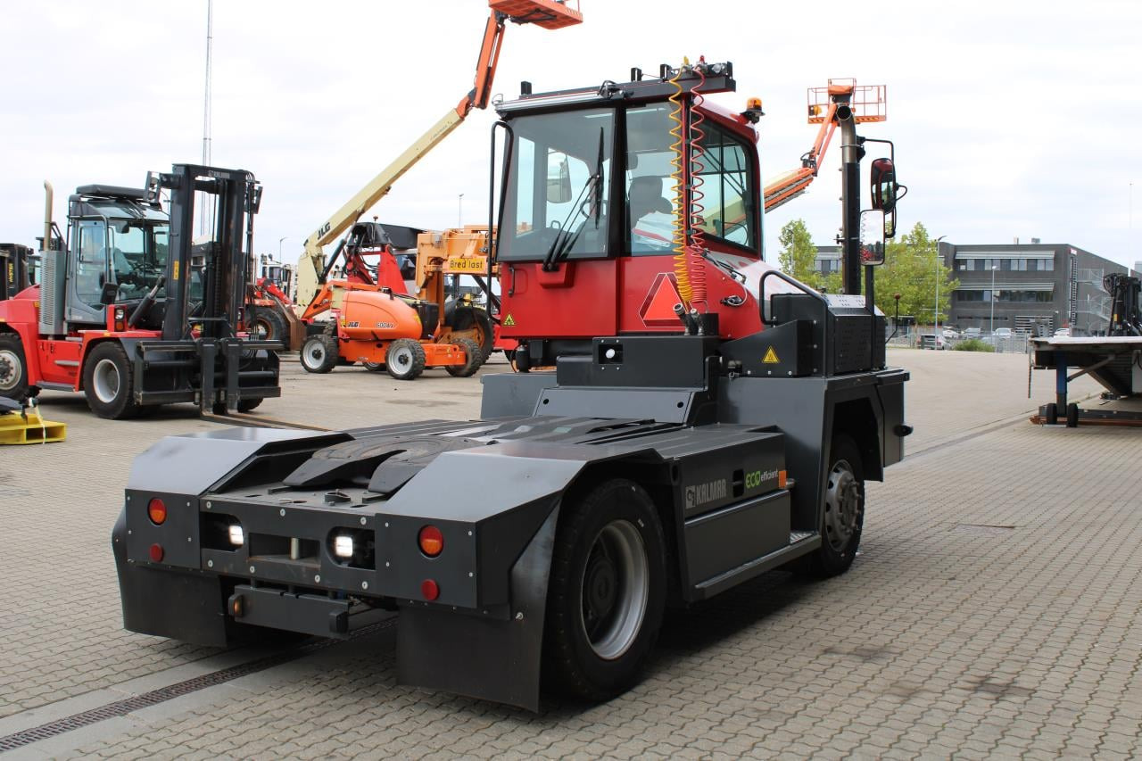 Kalmar TRL618I 4X4 - Tracteur portuaire: photos 3 Kalmar TRL618I 4X4 - Tracteur portuaire: photos 3