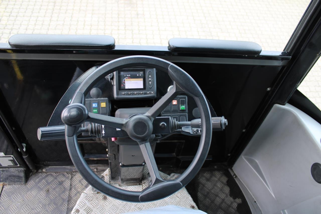 MOL RM255 4X4 - Tracteur portuaire: photos 4 MOL RM255 4X4 - Tracteur portuaire: photos 4