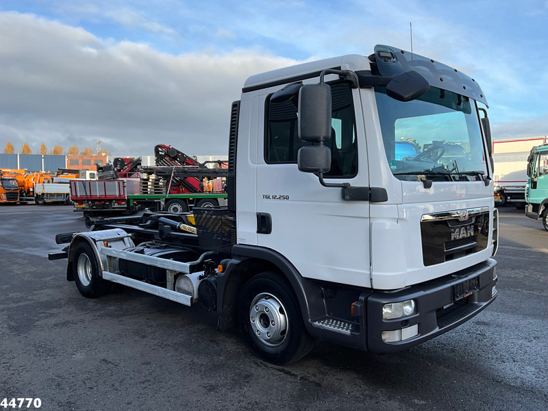 MAN TGL 12.250 Palfinger haakarmsysteem - Camion ampliroll: photos 3 MAN TGL 12.250 Palfinger haakarmsysteem - Camion ampliroll: photos 3