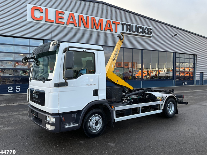 MAN TGL 12.250 Palfinger haakarmsysteem - Camion ampliroll: photos 1 MAN TGL 12.250 Palfinger haakarmsysteem - Camion ampliroll: photos 1