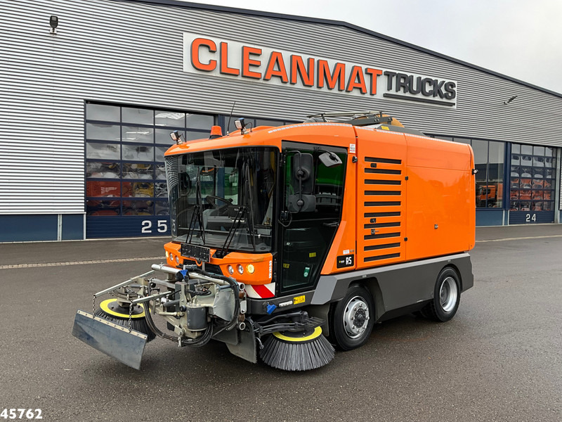 Ravo 580 Euro 6 with 3-rd brush - Balayeuse de voirie: photos 2 Ravo 580 Euro 6 with 3-rd brush - Balayeuse de voirie: photos 2