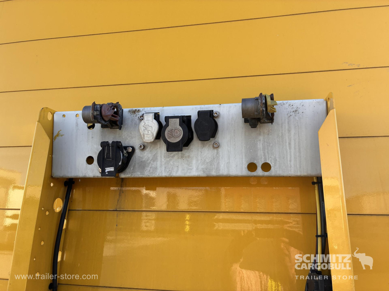 SCHMITZ Auflieger Trockenfrachtkoffer Standard - Semi-remorque fourgon: photos 2 SCHMITZ Auflieger Trockenfrachtkoffer Standard - Semi-remorque fourgon: photos 2