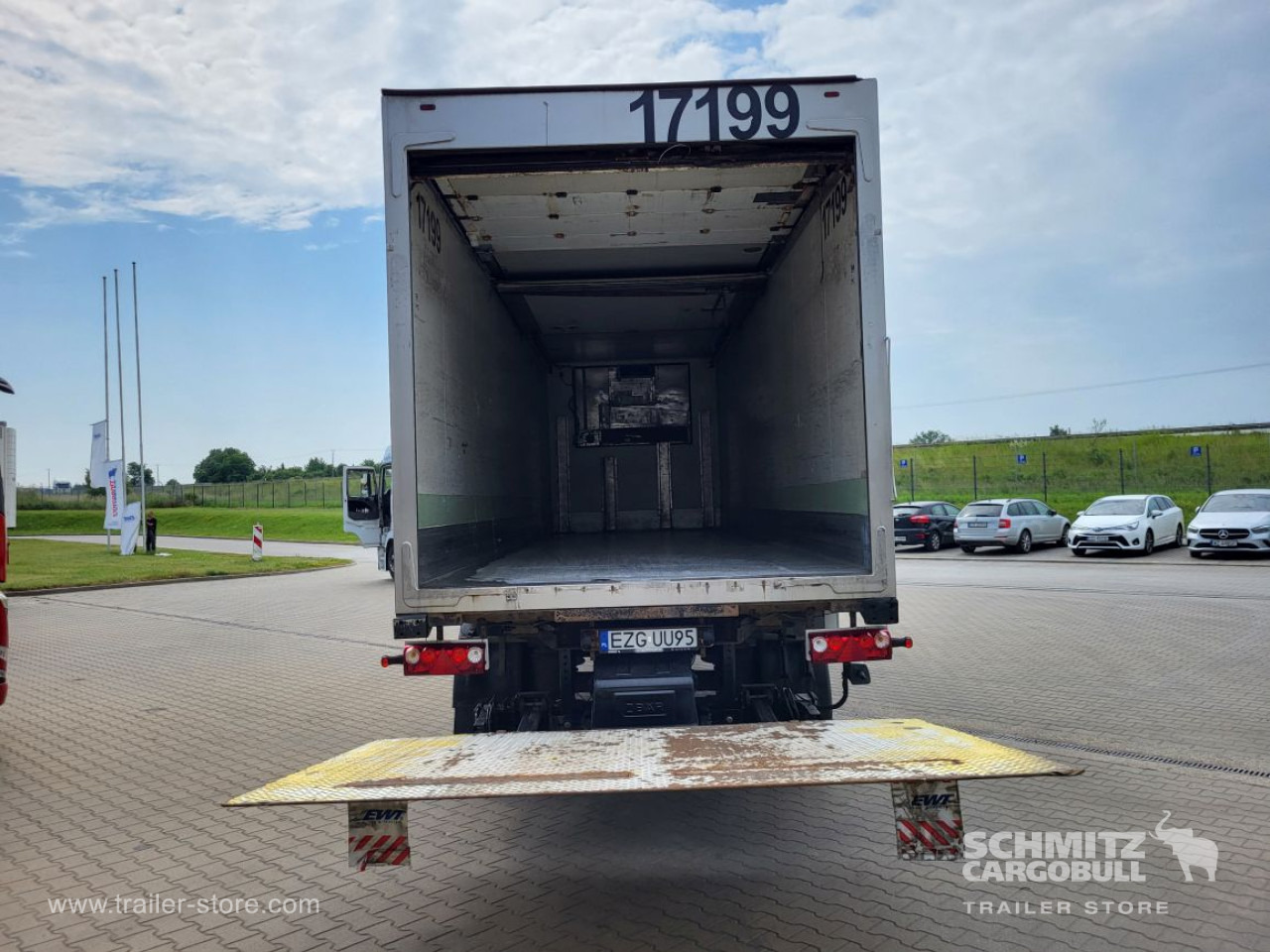 SCHMITZ Insulated/refrigerated box Taillift - Semi-remorque frigorifique: photos 2 SCHMITZ Insulated/refrigerated box Taillift - Semi-remorque frigorifique: photos 2