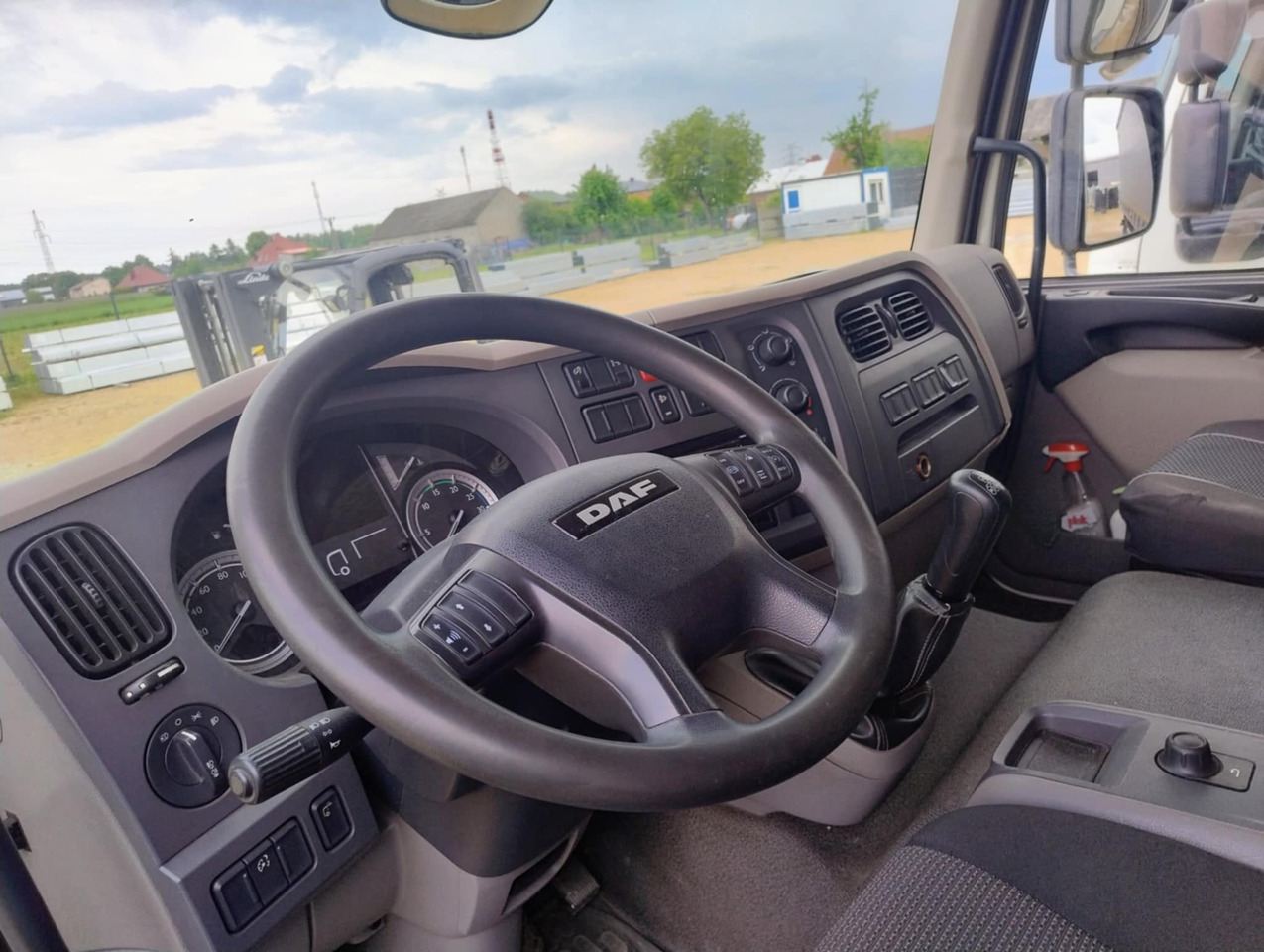 DAF LF 250 / Curtainsider 18 EPAL / sleeping cab - Camion à rideaux coulissants: photos 5 DAF LF 250 / Curtainsider 18 EPAL / sleeping cab - Camion à rideaux coulissants: photos 5