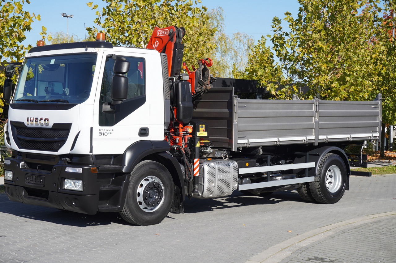 IVECO Stralis 310 E6 / NEW 3-sided tipper / Fassi F135 crane with remote control - Grue mobile: photos 3 IVECO Stralis 310 E6 / NEW 3-sided tipper / Fassi F135 crane with remote control - Grue mobile: photos 3