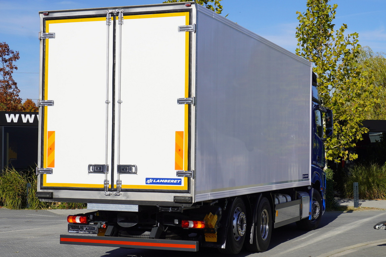 MERCEDES-BENZ Actros 2548 E6 / GIGA / Cab Lounge chair / Lamberet Refrigerator / Carrier Supra 950 - Camion frigorifique: photos 3 MERCEDES-BENZ Actros 2548 E6 / GIGA / Cab Lounge chair / Lamberet Refrigerator / Carrier Supra 950 - Camion frigorifique: photos 3
