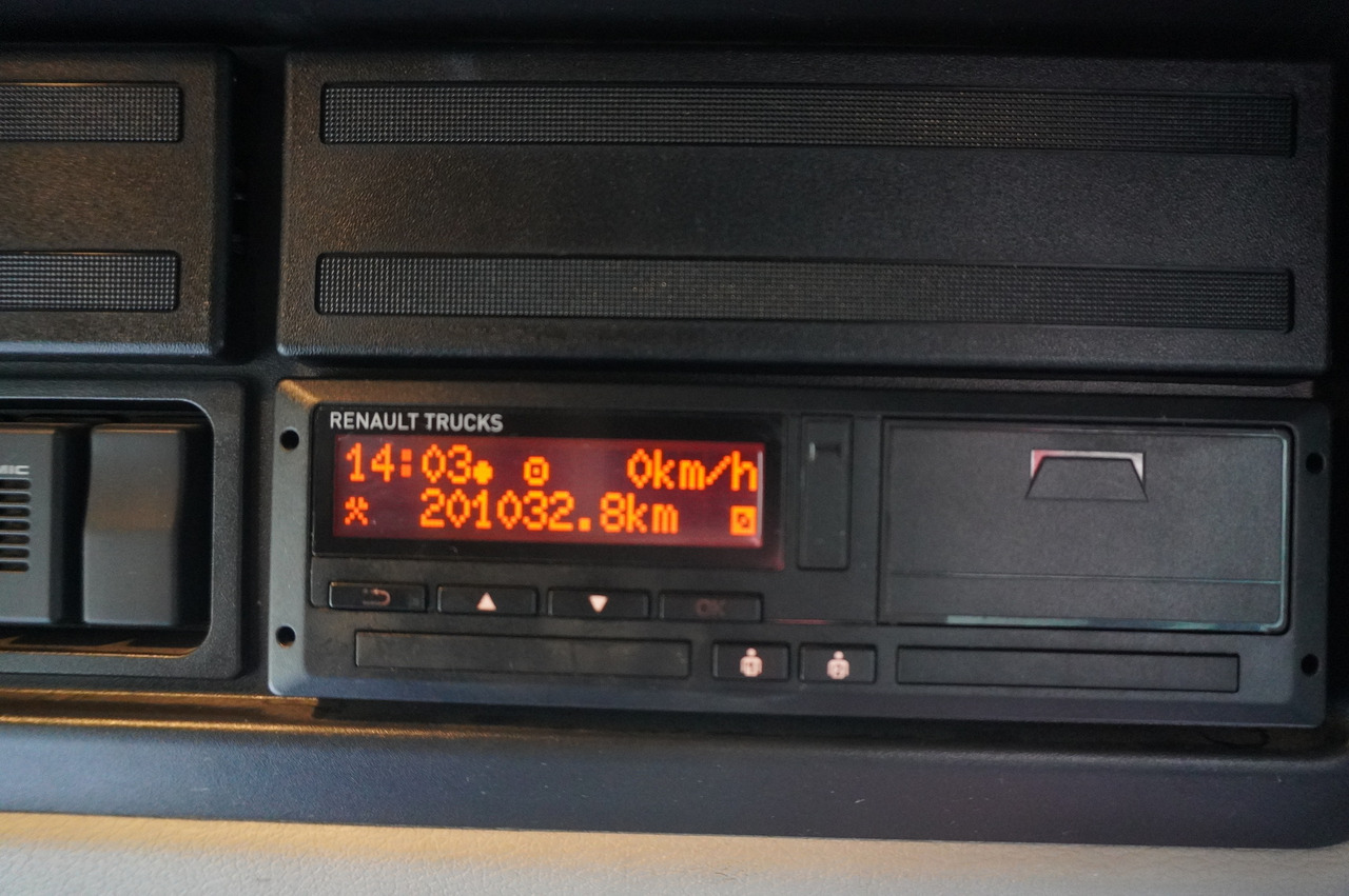 RENAULT C280 DTI 8 / FASSI crane 5.6 T / 560 MTH / range 8 m / Flatbed 15 EPAL - Camion plateau, Camion grue: photos 4 RENAULT C280 DTI 8 / FASSI crane 5.6 T / 560 MTH / range 8 m / Flatbed 15 EPAL - Camion plateau, Camion grue: photos 4