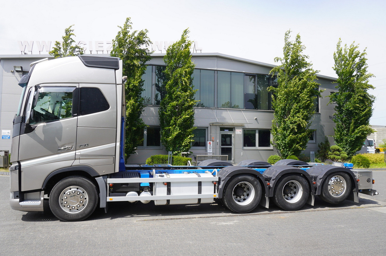 VOLVO Volvo FH16 750 8x4x4 / 750 HP! / Frame 685 cm / Steered 4th axle - Camion grue: photos 3 VOLVO Volvo FH16 750 8x4x4 / 750 HP! / Frame 685 cm / Steered 4th axle - Camion grue: photos 3