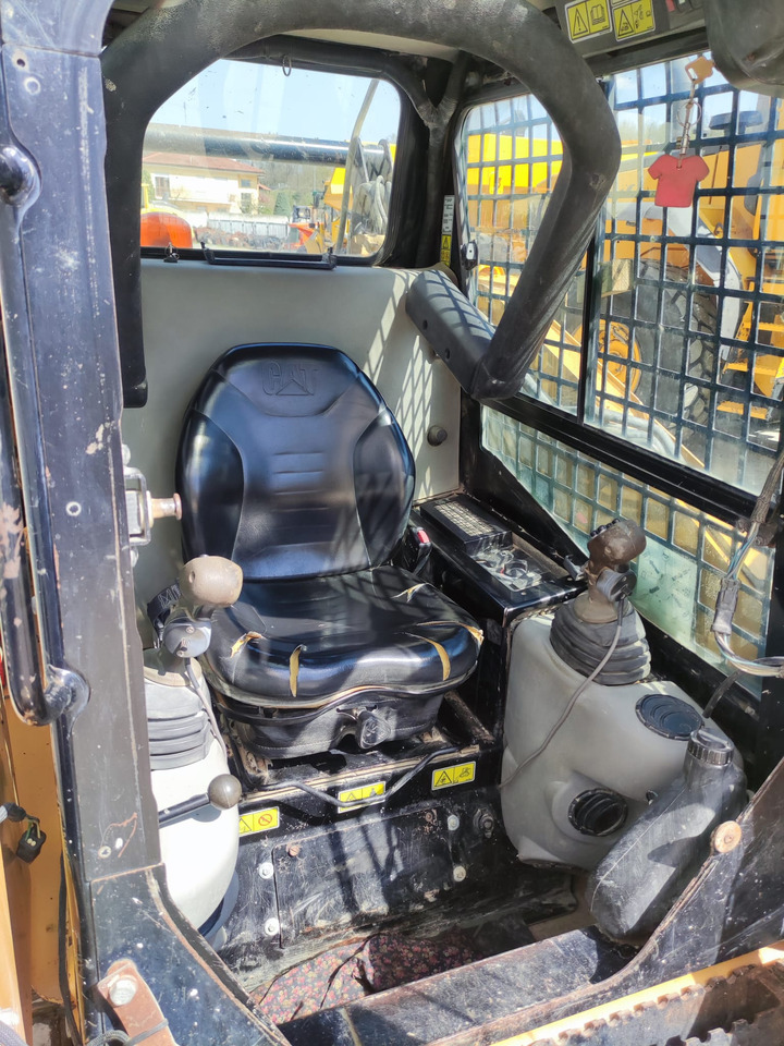 CATERPILLAR 257B2 - Chargeuse compacte sur chenilles: photos 5 CATERPILLAR 257B2 - Chargeuse compacte sur chenilles: photos 5