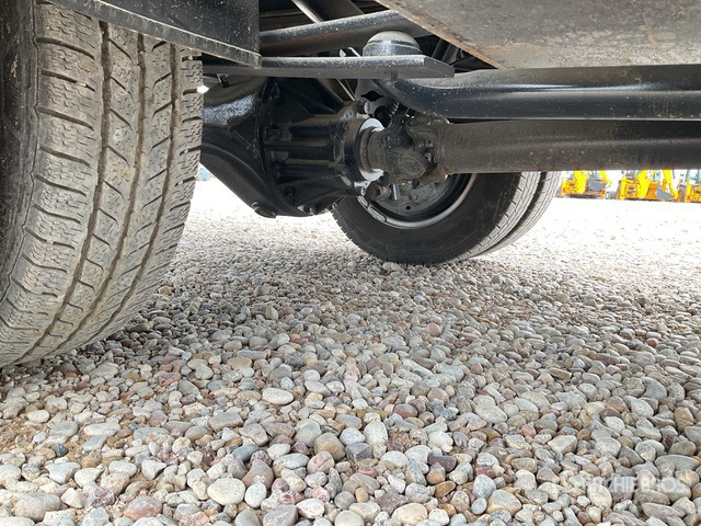 2006 Isuzu NPR77 4x2 Crew Cab Flatbed Truck - Camion plateau: photos 5 2006 Isuzu NPR77 4x2 Crew Cab Flatbed Truck - Camion plateau: photos 5