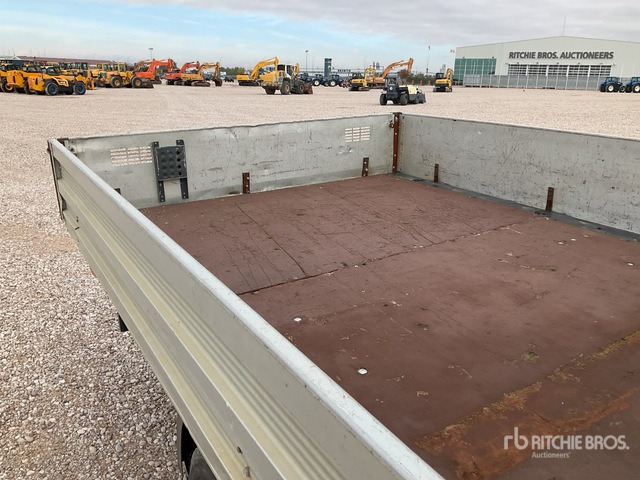 2006 Isuzu NPR77 4x2 Crew Cab Flatbed Truck - Camion plateau: photos 4 2006 Isuzu NPR77 4x2 Crew Cab Flatbed Truck - Camion plateau: photos 4