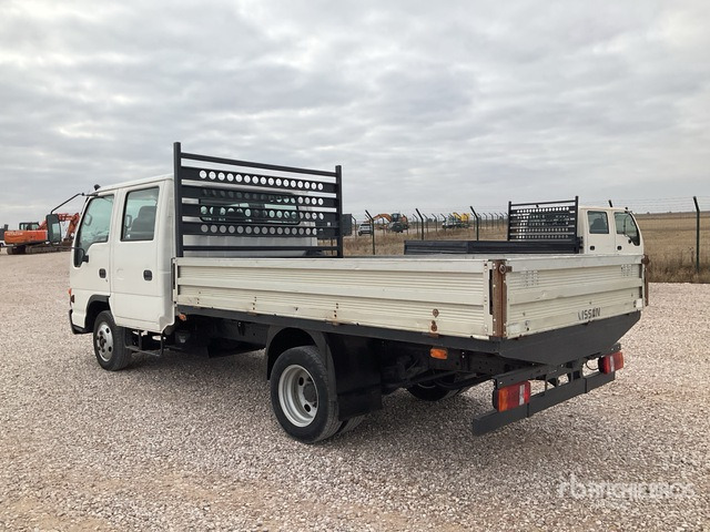 2006 Isuzu NPR77 4x2 Crew Cab Flatbed Truck - Camion plateau: photos 2 2006 Isuzu NPR77 4x2 Crew Cab Flatbed Truck - Camion plateau: photos 2