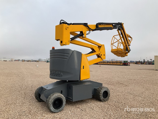 2007 Haulotte HA15IP 2WD Electric Articulating Boom Lift - Nacelle articulée: photos 2 2007 Haulotte HA15IP 2WD Electric Articulating Boom Lift - Nacelle articulée: photos 2