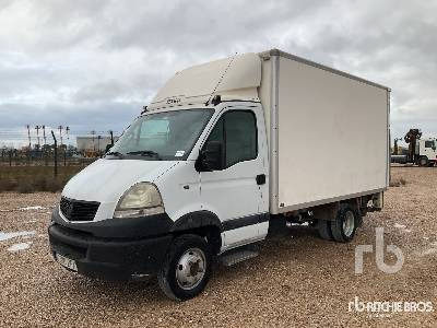 RENAULT 120.35 4x2 - Camion fourgon: photos 1 RENAULT 120.35 4x2 - Camion fourgon: photos 1