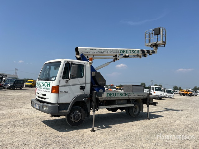 2003 Nissan Atleon 140 2003 Ram Antares 220I4 20 m on 4x2 Bucket Truck - Camion avec nacelle: photos 2 2003 Nissan Atleon 140 2003 Ram Antares 220I4 20 m on 4x2 Bucket Truck - Camion avec nacelle: photos 2