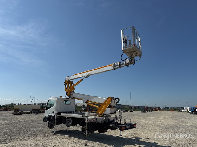 2011 Nissan Cabstar 35 - 11 2011 Multitel Pagliero MX250EX ... Bucket Truck - Camion avec nacelle: photos 3 2011 Nissan Cabstar 35 - 11 2011 Multitel Pagliero MX250EX ... Bucket Truck - Camion avec nacelle: photos 3