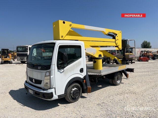 2011 Renault 2011 Socage DA320 20 m on (Inop ... Bucket Truck - Camion avec nacelle: photos 1 2011 Renault 2011 Socage DA320 20 m on (Inop ... Bucket Truck - Camion avec nacelle: photos 1