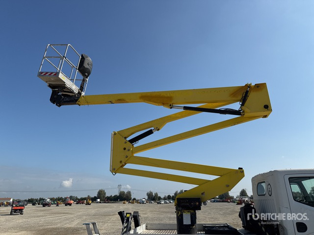 2011 Renault Maxity 110Dxi 2011 Socage DA320 20 m on Bucket Truck - Camion avec nacelle: photos 5 2011 Renault Maxity 110Dxi 2011 Socage DA320 20 m on Bucket Truck - Camion avec nacelle: photos 5