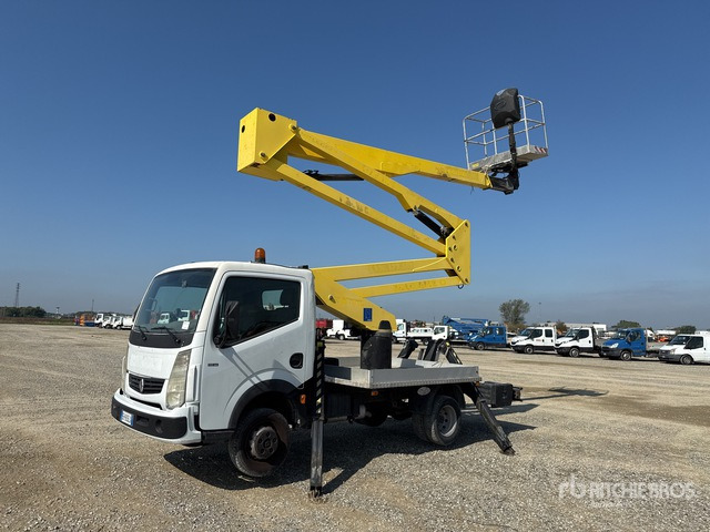 2011 Renault Maxity 110Dxi 2011 Socage DA320 20 m on Bucket Truck - Camion avec nacelle: photos 2 2011 Renault Maxity 110Dxi 2011 Socage DA320 20 m on Bucket Truck - Camion avec nacelle: photos 2