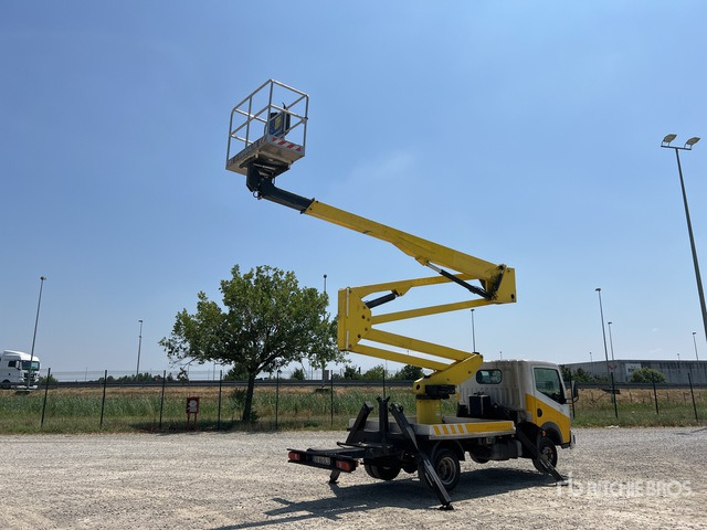 2011 Renault Maxity 2011 Socage DA320 20 m on Bucket Truck - Camion avec nacelle: photos 4 2011 Renault Maxity 2011 Socage DA320 20 m on Bucket Truck - Camion avec nacelle: photos 4