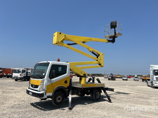 2011 Renault Maxity 2011 Socage DA320 20 m on Bucket Truck - Camion avec nacelle: photos 1 2011 Renault Maxity 2011 Socage DA320 20 m on Bucket Truck - Camion avec nacelle: photos 1