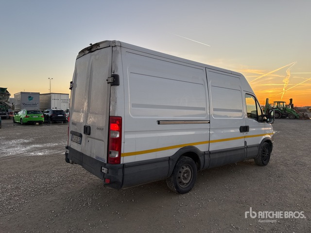 2013 Iveco Daily Van Truck - Camion fourgon: photos 3 2013 Iveco Daily Van Truck - Camion fourgon: photos 3