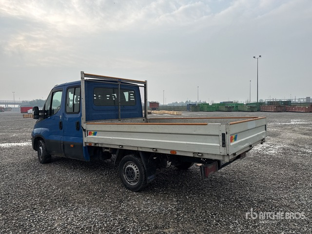 2015 Iveco Daily 33-110 Crew Cab Flatbed Truck - Fourgon plateau: photos 1 2015 Iveco Daily 33-110 Crew Cab Flatbed Truck - Fourgon plateau: photos 1
