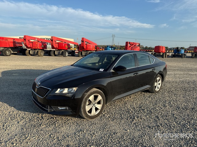 2018 Skoda Superb Autovettura - Voiture: photos 2 2018 Skoda Superb Autovettura - Voiture: photos 2