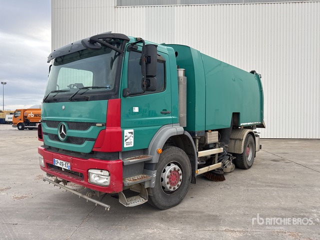 2012 Mercedes-Benz Axor 2012 Brock 7M3 on Balayeuse Sweeper Truck - Balayeuse de voirie: photos 1 2012 Mercedes-Benz Axor 2012 Brock 7M3 on Balayeuse Sweeper Truck - Balayeuse de voirie: photos 1