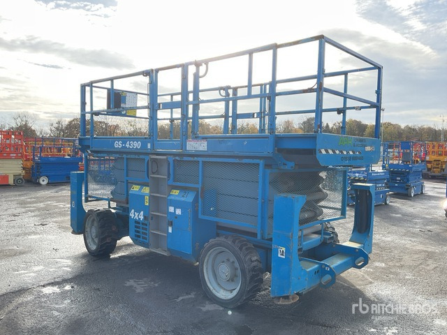 2007 Genie GS4390 4x4 Diesel Scissor Lift - Nacelle ciseaux: photos 4 2007 Genie GS4390 4x4 Diesel Scissor Lift - Nacelle ciseaux: photos 4