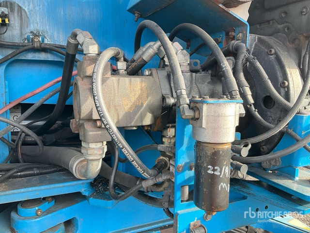 2010 Genie Z135/70 4WD Diesel Articulating Boom Lift - Nacelle articulée: photos 5 2010 Genie Z135/70 4WD Diesel Articulating Boom Lift - Nacelle articulée: photos 5