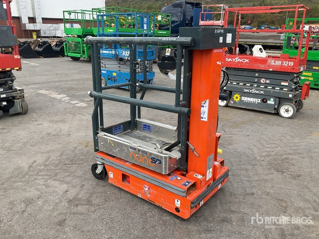 2020 Power Tower Nano SP Plus Scissor Lift Vertical Mast Lift - Nacelle à mât vertical: photos 4 2020 Power Tower Nano SP Plus Scissor Lift Vertical Mast Lift - Nacelle à mât vertical: photos 4