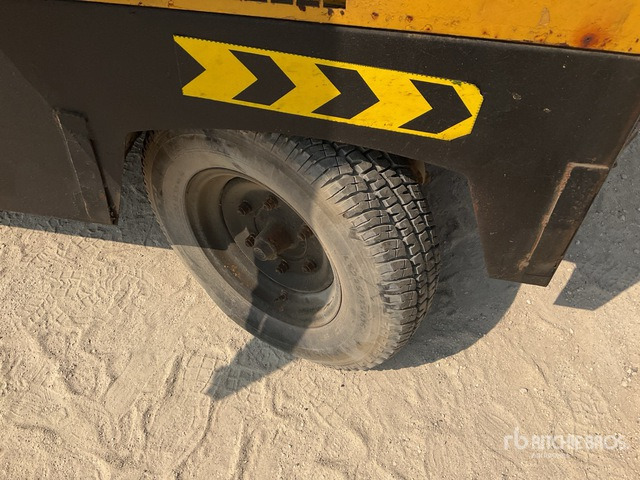 1996 Atlas Copco Mobile (Inoperable) Air Compressor - Compresseur d'air: photos 5 1996 Atlas Copco Mobile (Inoperable) Air Compressor - Compresseur d'air: photos 5