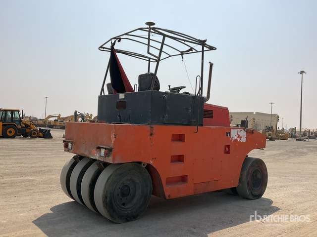 2001 Hamm GRW18 8 Wheel Pneumatic Roller - Compacteur à pneus: photos 4 2001 Hamm GRW18 8 Wheel Pneumatic Roller - Compacteur à pneus: photos 4
