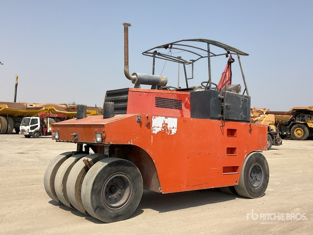 2001 Hamm GRW18 8 Wheel Pneumatic Roller - Compacteur à pneus: photos 1 2001 Hamm GRW18 8 Wheel Pneumatic Roller - Compacteur à pneus: photos 1