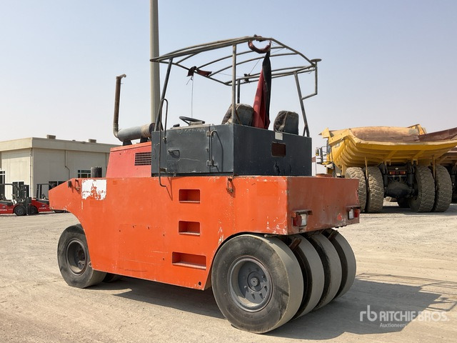 2001 Hamm GRW18 8 Wheel Pneumatic Roller - Compacteur à pneus: photos 3 2001 Hamm GRW18 8 Wheel Pneumatic Roller - Compacteur à pneus: photos 3