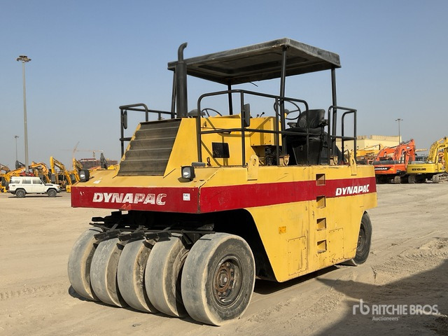2002 Dynapac CP 271 9 Wheel Pneumatic Roller - Compacteur à pneus: photos 1 2002 Dynapac CP 271 9 Wheel Pneumatic Roller - Compacteur à pneus: photos 1