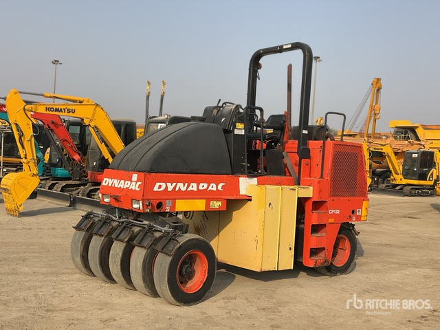 2004 Dynapac CP132 9 Wheel Pneumatic Roller - Compacteur à pneus: photos 3 2004 Dynapac CP132 9 Wheel Pneumatic Roller - Compacteur à pneus: photos 3