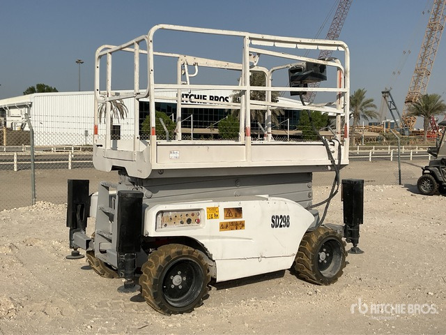 2004 Haulotte Compact 12DX 4x4 Diesel Scissor Lift - Nacelle ciseaux: photos 2 2004 Haulotte Compact 12DX 4x4 Diesel Scissor Lift - Nacelle ciseaux: photos 2