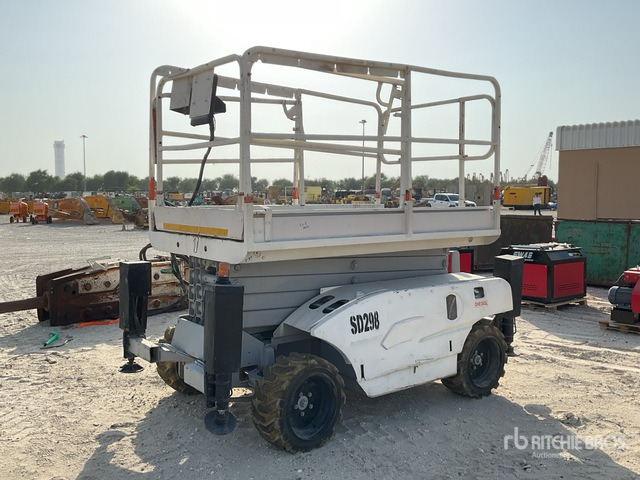 2004 Haulotte Compact 12DX 4x4 Diesel Scissor Lift - Nacelle ciseaux: photos 4 2004 Haulotte Compact 12DX 4x4 Diesel Scissor Lift - Nacelle ciseaux: photos 4