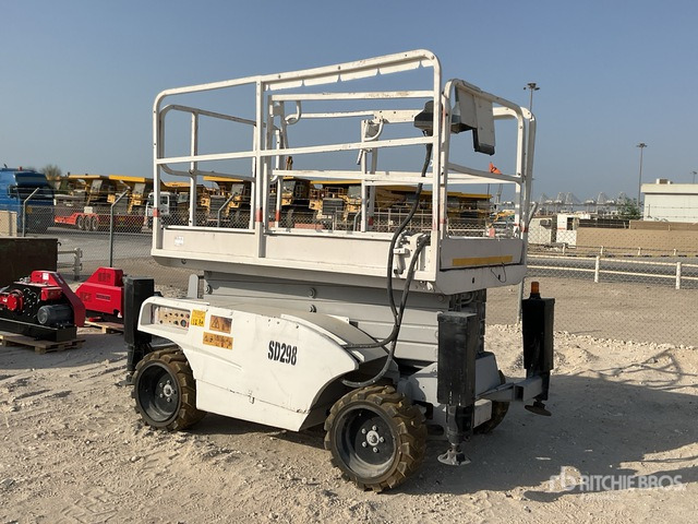 2004 Haulotte Compact 12DX 4x4 Diesel Scissor Lift - Nacelle ciseaux: photos 3 2004 Haulotte Compact 12DX 4x4 Diesel Scissor Lift - Nacelle ciseaux: photos 3
