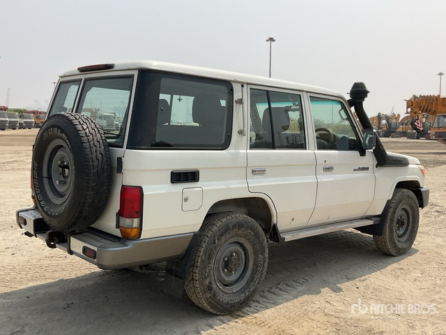 2011 Toyota Land Cruiser LX 76R 4x4 SUV - SUV: photos 4 2011 Toyota Land Cruiser LX 76R 4x4 SUV - SUV: photos 4