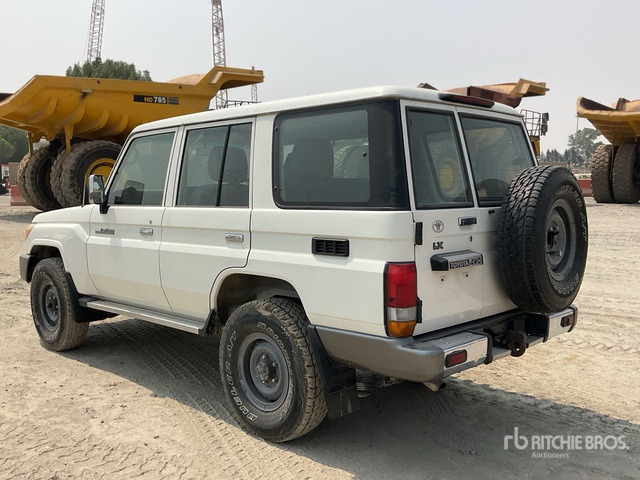 2011 Toyota Land Cruiser LX 76R 4x4 SUV - SUV: photos 3 2011 Toyota Land Cruiser LX 76R 4x4 SUV - SUV: photos 3