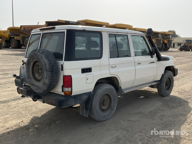 2018 Toyota Land Cruiser 76L 4x4 SUV - SUV: photos 4 2018 Toyota Land Cruiser 76L 4x4 SUV - SUV: photos 4