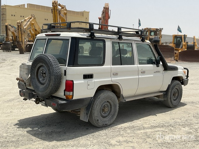 2018 Toyota Land Cruiser 76L 4x4 SUV - SUV: photos 3 2018 Toyota Land Cruiser 76L 4x4 SUV - SUV: photos 3