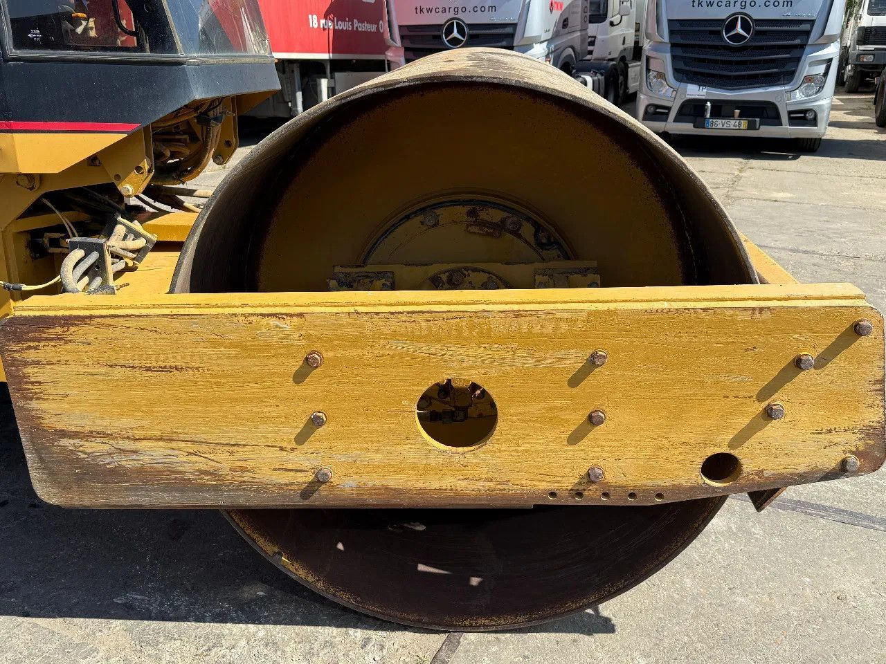 Compacteur à pieds de mouton/ Monocylindre CAT CS 563 Roller with vibration: photos 9