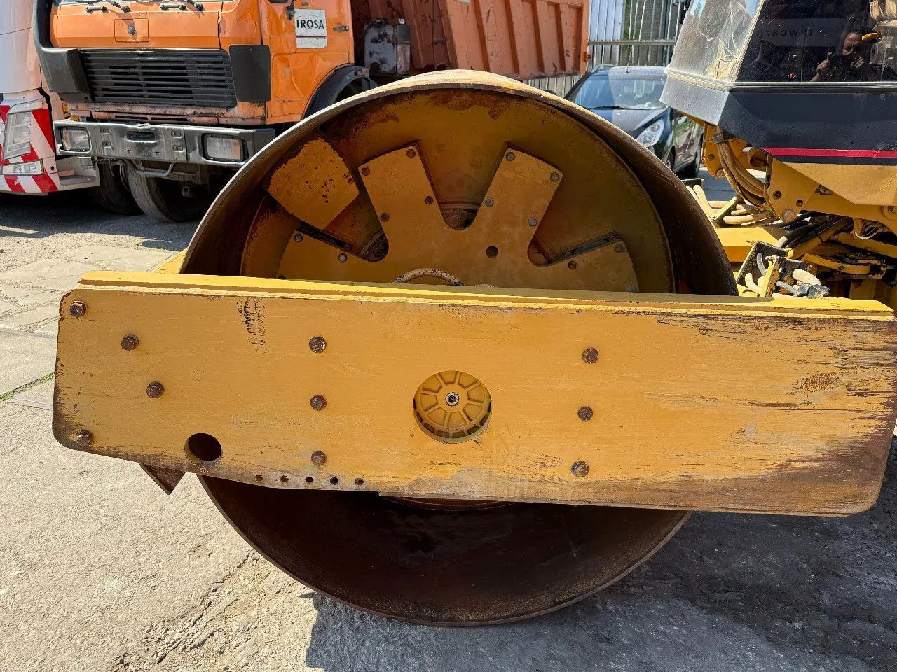 Compacteur à pieds de mouton/ Monocylindre CAT CS 563 Roller with vibration: photos 8