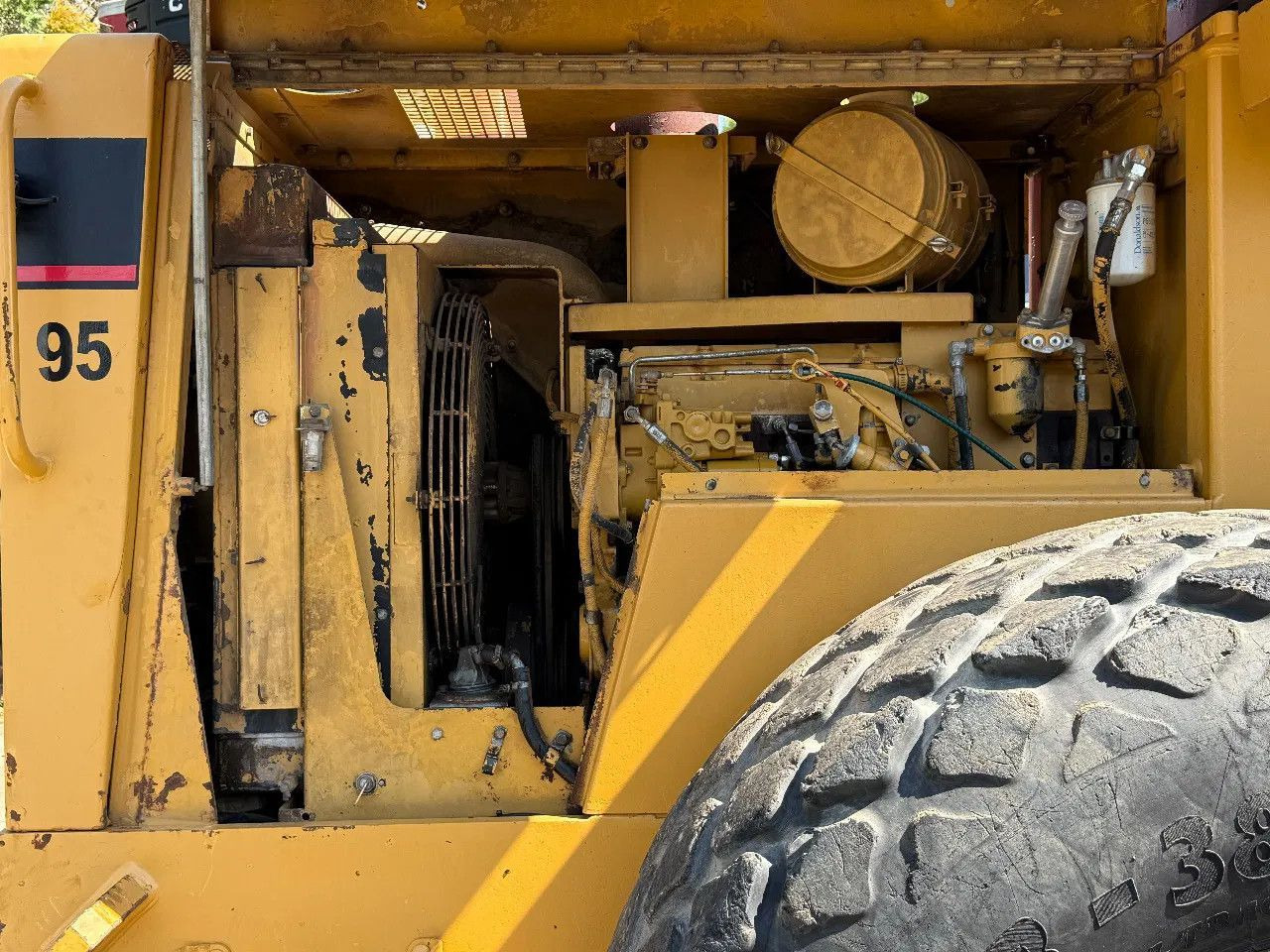 Compacteur à pieds de mouton/ Monocylindre CAT CS 563 Roller with vibration: photos 11